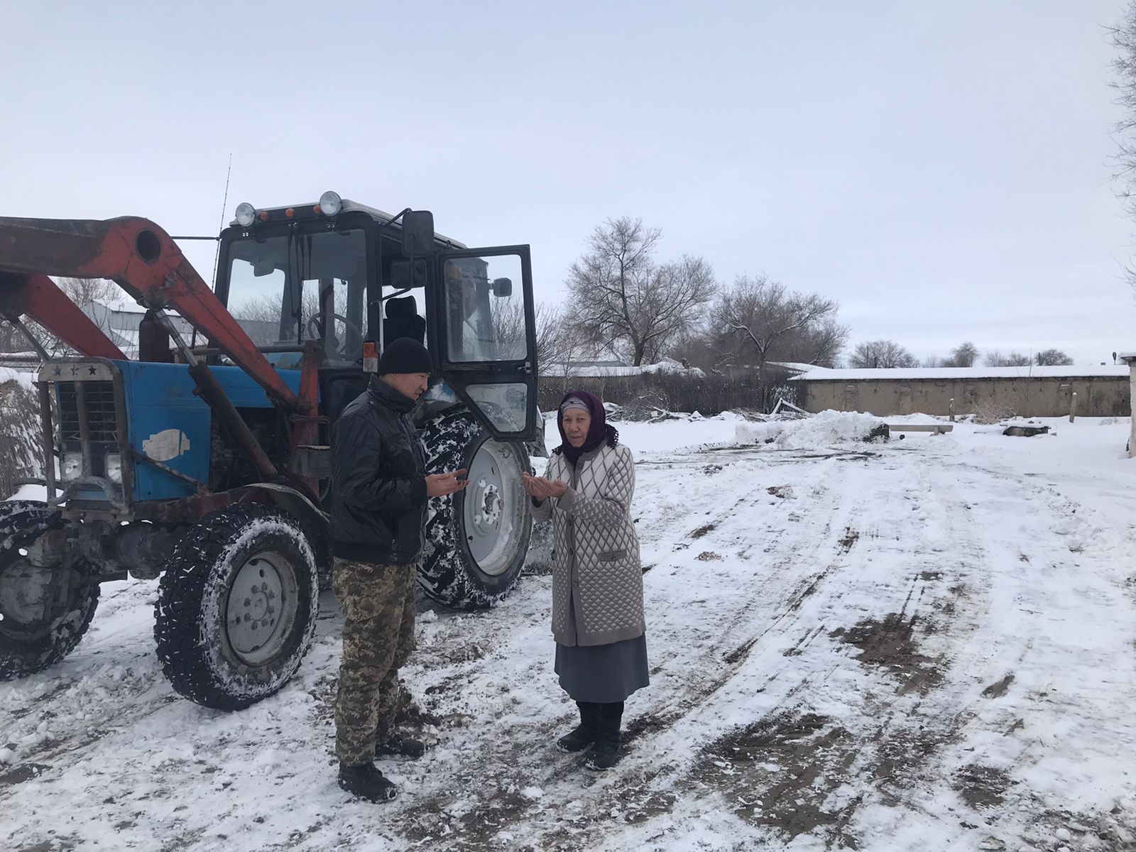 Қарияның ауласын қардан тазартты