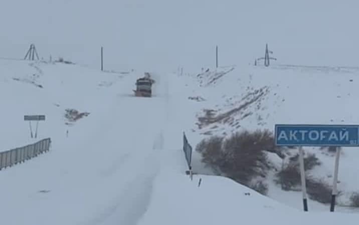 Жолды қардан тазалау жұмыстары жүргізіліп жатыр