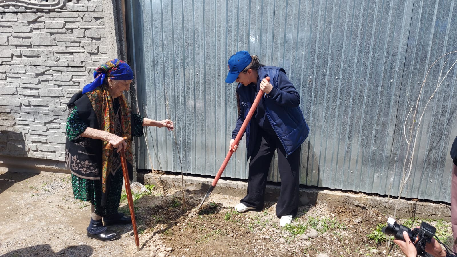 Жамбылда 101 жастағы әже «Таза қазақстан» акциясына үлес қосты