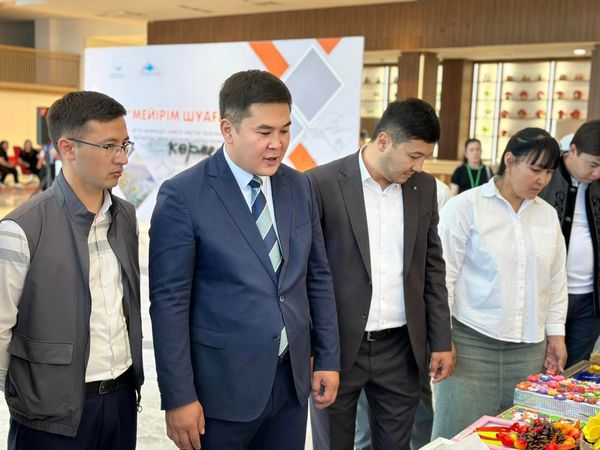 ТҮРКІСТАНДА ЕРЕКШЕ ЖАСТАРДЫҢ ӨНЕР ТУЫНДЫЛАРЫНЫҢ КӨРМЕСІ ӨТТІ