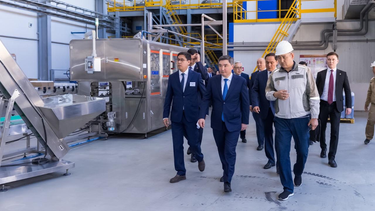 Олжас Бектенов Жамбыл облысының өнеркәсіп кәсіпорындарымен танысып, ондағы проблемаларды жоюды тапсырды