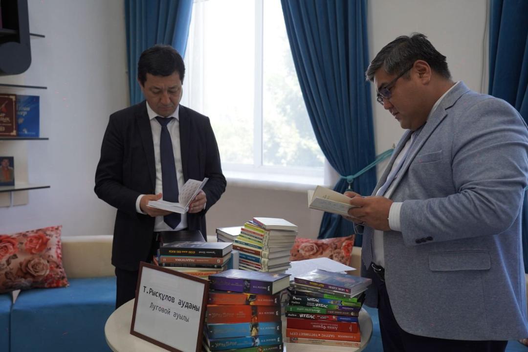 Ауыл кітапханаларына 500 кітап сыйға тартылды