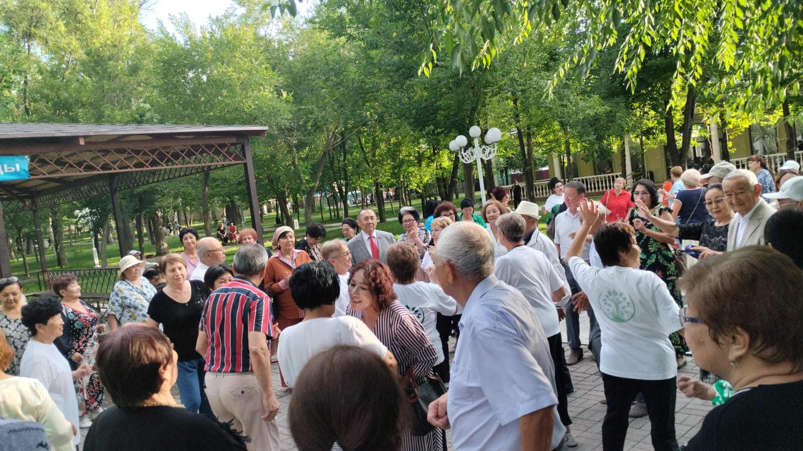 Ардагерлер арасындағы  би кеші 