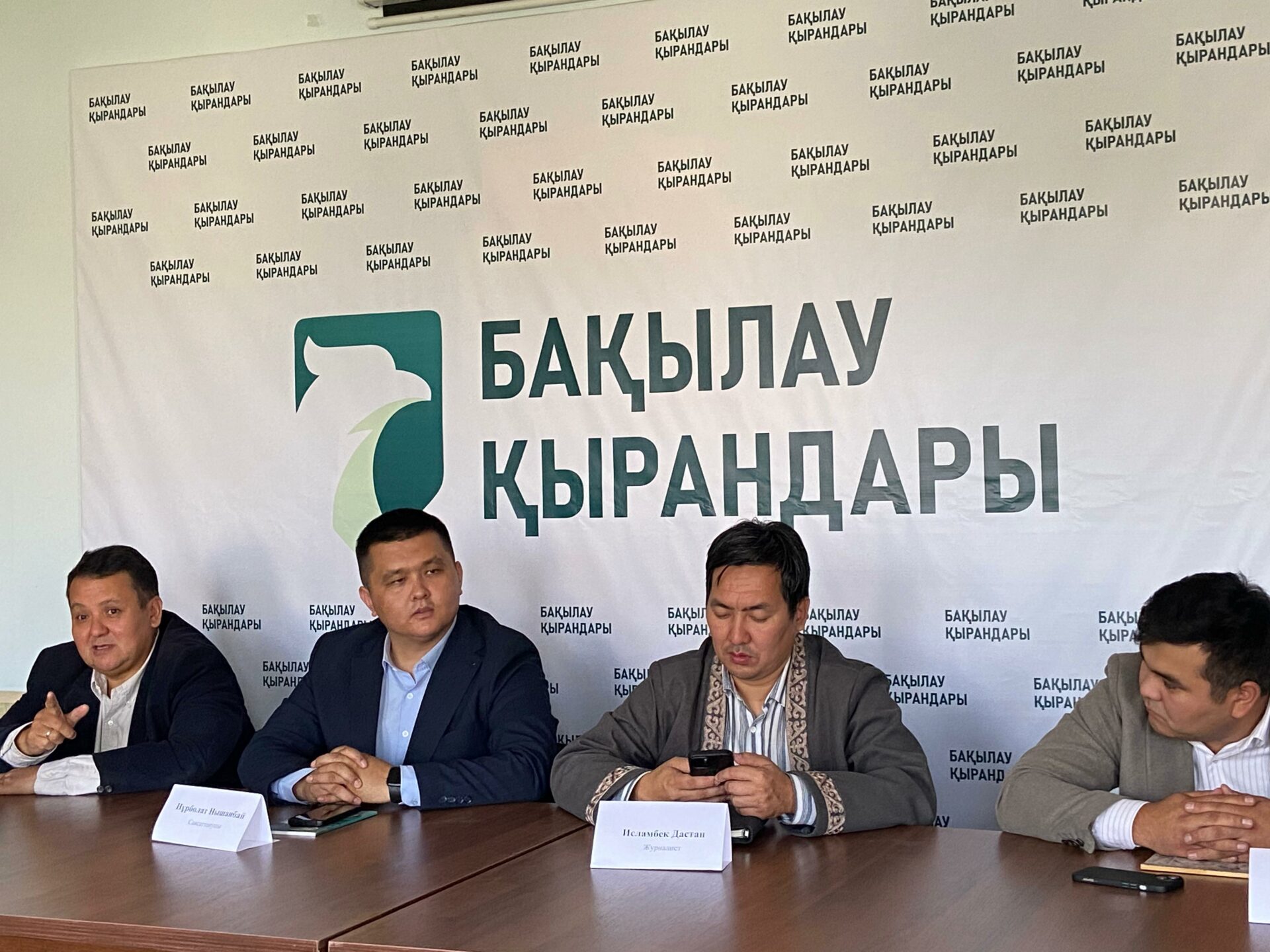 Алматыда «Бақылау қырандары» бақылаушылар тобы баспасөз жиынын өткізді. 