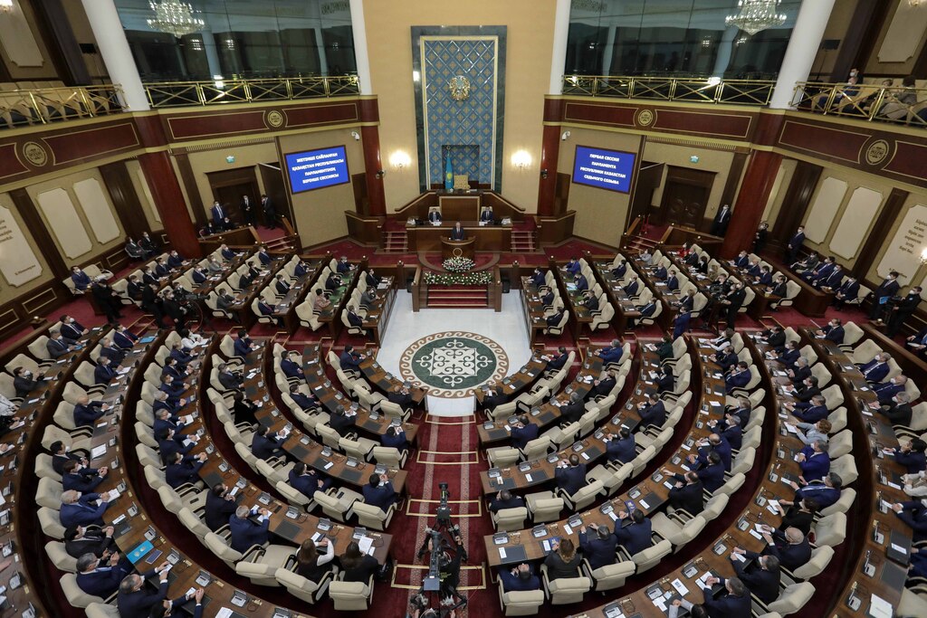 ШЕНЕУНІКТЕРДІҢ ҚУЛЫҒЫНА ҚҰРЫҚ БОЙЛАМАЙ ТҰР