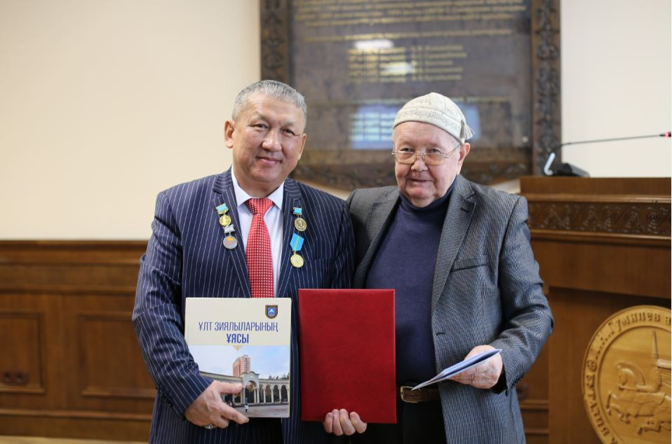 Журналистикада өзінің ізі бар  МҰРАТБЕК