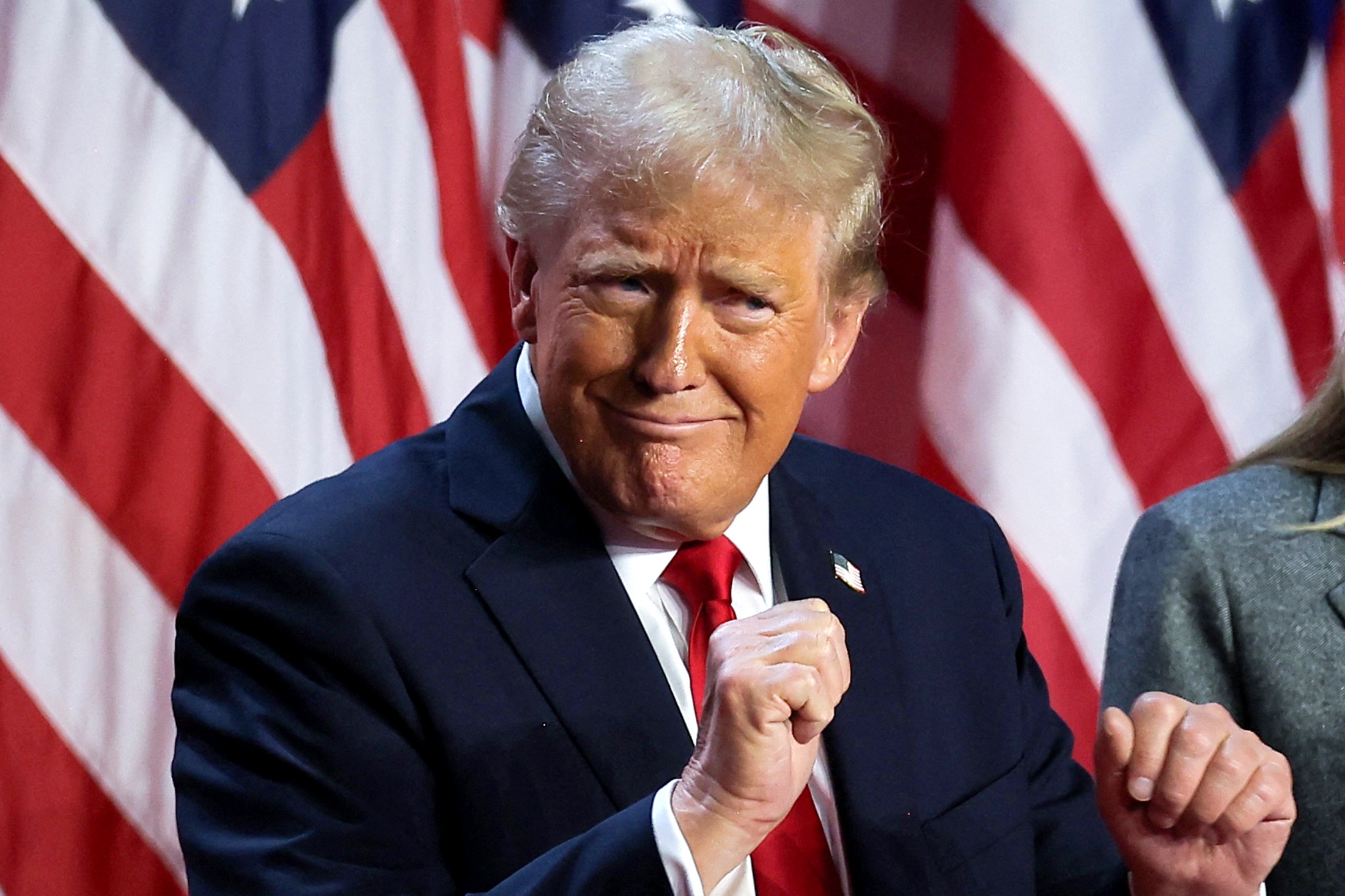 Әлемді жалт  қаратқан Трамп