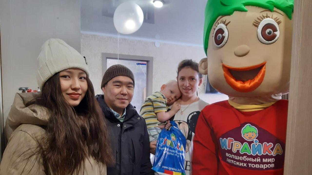Қарағандылық еріктілер қатерлі ісікке шалдыққан балаларға ойыншықтар сыйлады