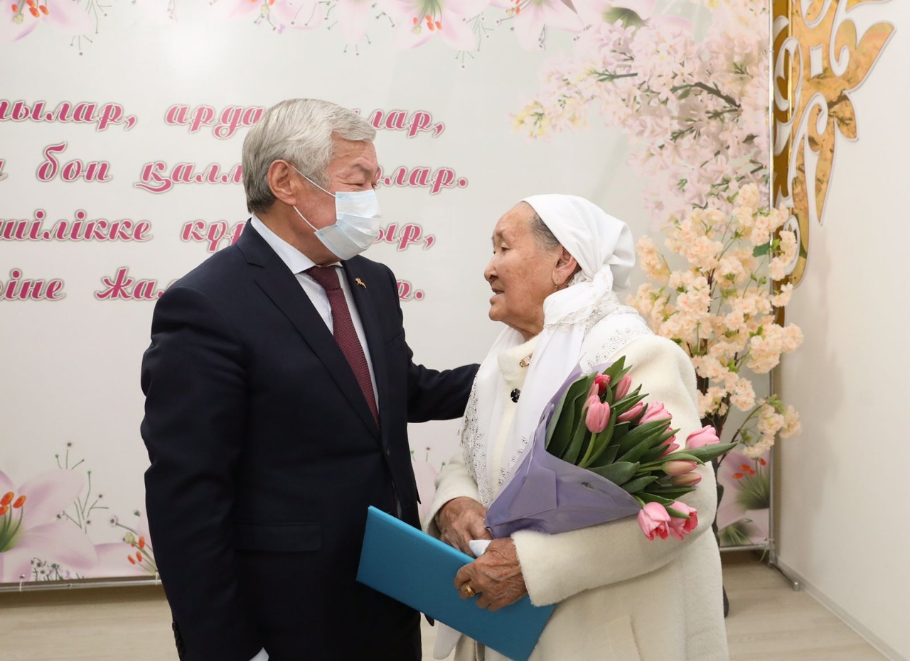 Ақжаулықты әжелер мен аналарға ерекше құрмет көрсетілді