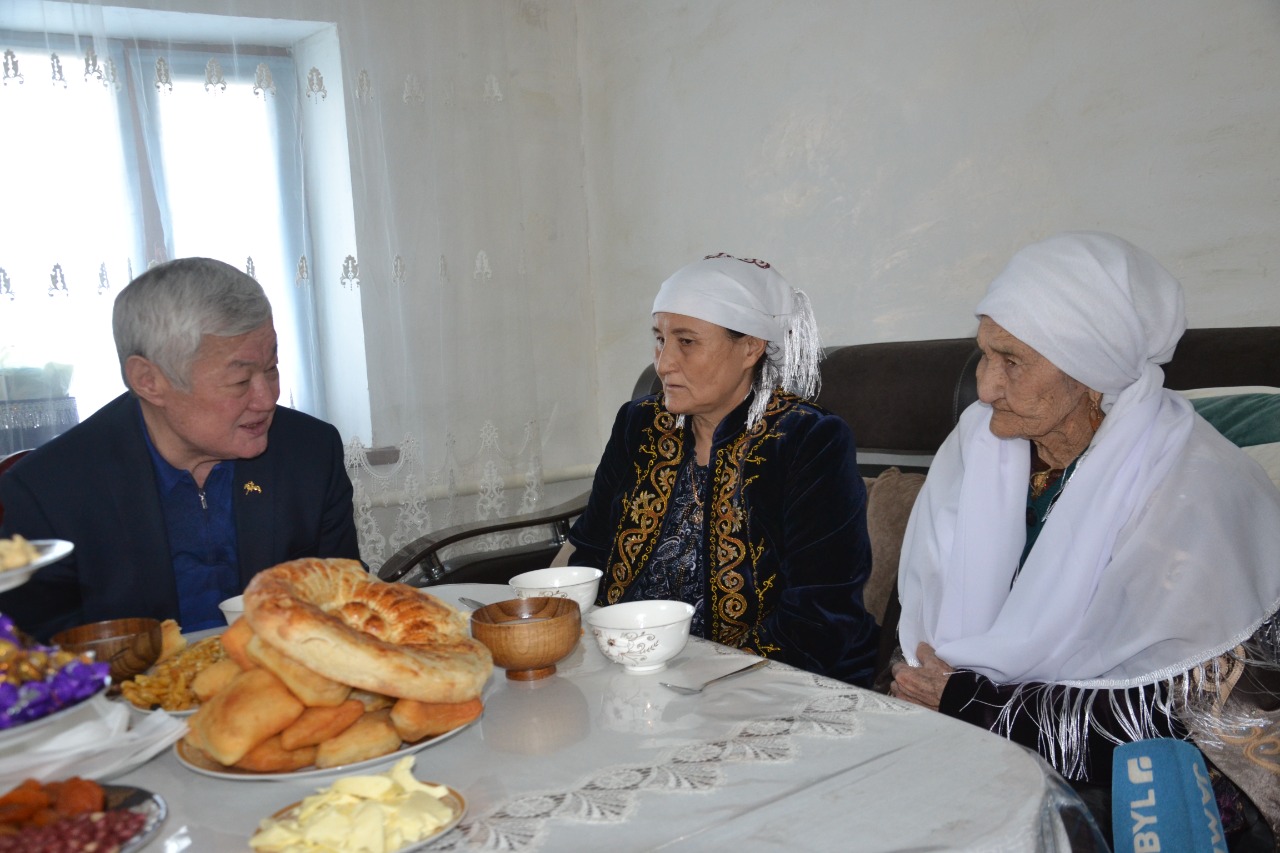 Жамбыл облысының әкімі еліміздегі ең қарт ананы құттықтап барды