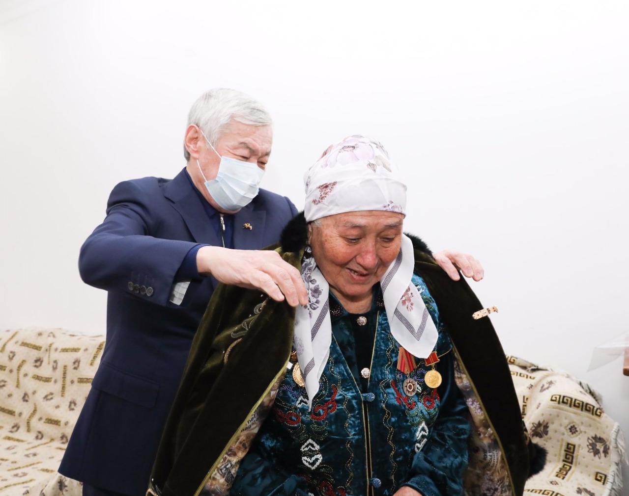 Б. Сапарбаев ақ жаулықты әжелерді арнайы құттықтады