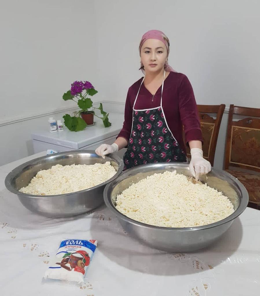Құландық келіншек құрт сатып, кәсібін дамытуда