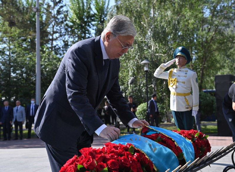 Тоқаев Саяси қуғын-сүргін және ашаршылық құрбандарының рухына тағзым етті